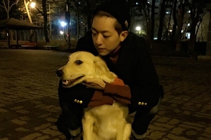 CNBLUEのイ･ジョンシンが旧正月を迎え、新年のあいさつとともに愛犬シンバとのキュートなショットを公開した。