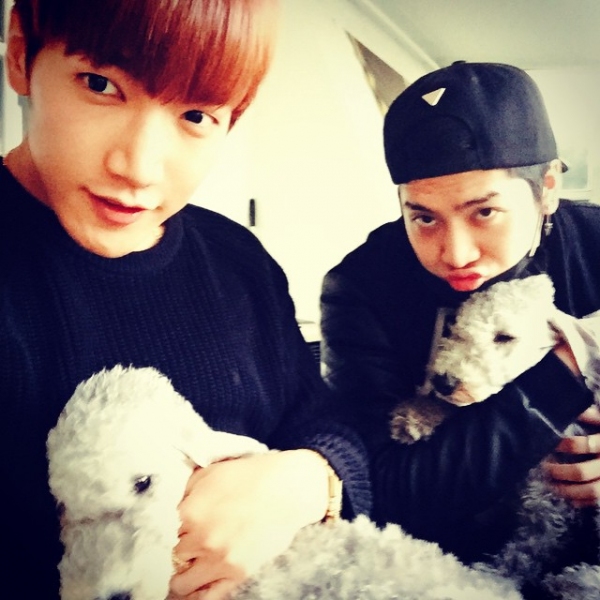 2PMのJun.Kが、自身の2匹の愛犬に会いに来たGOT7のジャクソンとのキュートなショットを公開した。