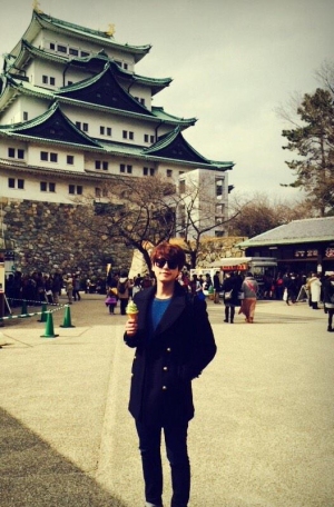 SUPER JUNIORのキュヒョンが名古屋城で撮った記念ショットを公開した。写真：キュヒョンのツイッター