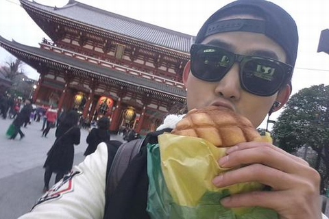 2PMのテギョンが浅草でメロンパンを食べている写真を公開した。写真：テギョンのツイッター