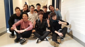 CNBLUEのチョン・ヨンファが、ソロ活動を支えてくれるバンドメンバーたちとの写真を公開した。写真：ヨンファのツイッター