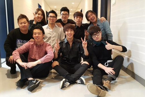 CNBLUEのチョン・ヨンファが、ソロ活動を支えてくれるバンドメンバーたちとの写真を公開した。写真：ヨンファのツイッター
