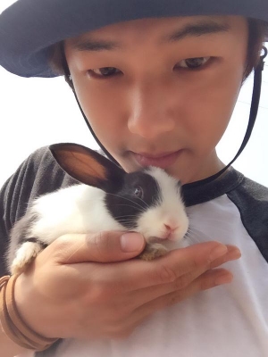 CNBLUEのカン・ミンヒョクが自身のツイッターにて、ラオスで出会ったウサギとのツーショットを公開し、恋しい思いを綴った。写真：ミンヒョクのツイッター