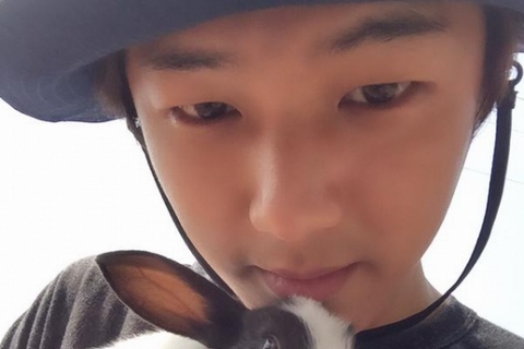 CNBLUEのカン・ミンヒョクが自身のツイッターにて、ラオスで出会ったウサギとのツーショットを公開し、恋しい思いを綴った。写真：ミンヒョクのツイッター