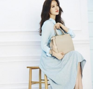 女優ユン・ウネが春のグラビア撮影に臨み、オフショットが公開された。