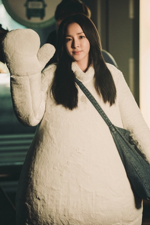 2NE1のDARA(ダラ)がウサギの着ぐるみを着て街中を歩く姿が公開された。写真提供:ソイワークス