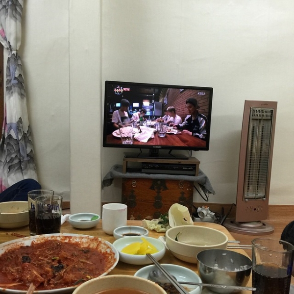 CNBLUEのイ・ジョンヒョンが、食事をしながら自身が出演するKBS 2TVバラエティ番組「ドキドキインド」を見ている様子を公開した。