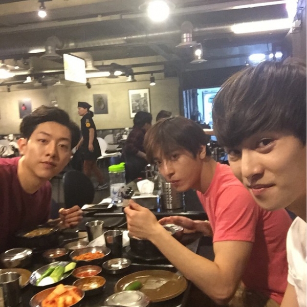 CNBLUEのイ・ジョンヒョンが、SNSにてメンバーたちとの食事風景を公開した。