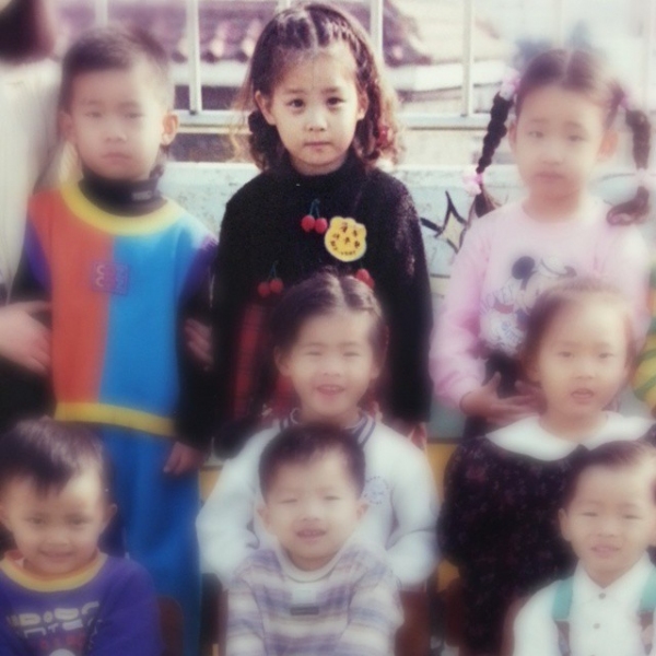 少女時代のソヒョンが子供の日に幼少時代の写真を公開し、ファンの視線を集めている。