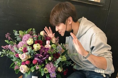 CNBLUEのカン・ミンヒョクが、美しい花束とともに撮ったお茶目な写真を公開した。写真：ミンヒョクのツイッター
