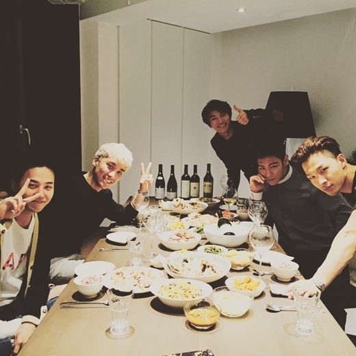 BIGBANGのT.O.P(トップ)は、BIGBANGのメンバー5人が揃って写っている写真を公開した。写真：T.O.Pのインスタグラム