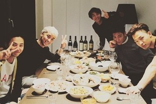 BIGBANGのT.O.P、5人そろっての会食写真を公開