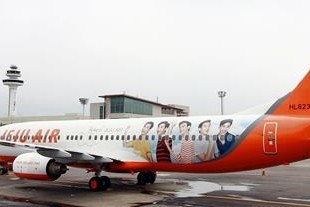 韓流スターのキム・スヒョンがチェジュ航空の飛行機とともにアジアの空を飛び回ることになった。