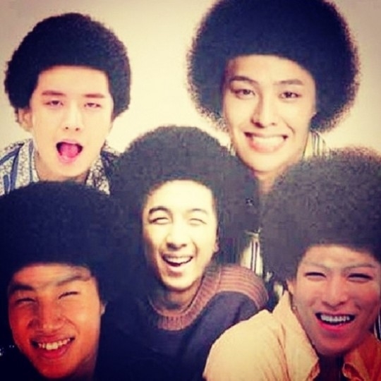 アイドルグループBIGBANGのメンバー全員が髪形をカーリーヘアーにしちゃった?写真：BIGBANG、T.O.Pのインスタグラム