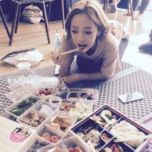 KARAのハラが、ファンからの差し入れを美味しそうに食べる姿を公開した。写真：ハラのツイッター