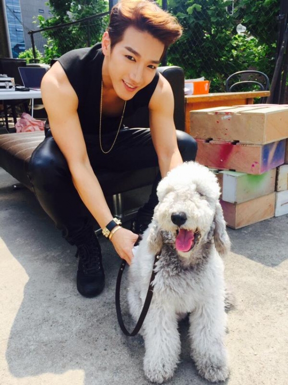 2PMのジュノが、同じく2PMのメンバーであるJun.Kと彼の愛犬ヌーピーとのツーショットを公開した。写真：ジュノのツイッターより