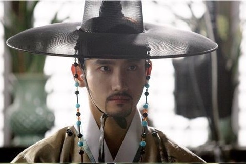 新ドラマ『夜を歩くソンビ(学士、儒者の意)』で、東方神起のシム・チャンミンが近寄りがたいオーラを放つ王の孫イ・ユンに変身し、世間の期待が高まっている。写真：コンテンツK