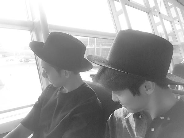 CNBLUEのカン・ミンヒョクとイ・ジョンシンが、そっくりの空港ファッションで気まずそうにしている姿を公開した。写真：ミンヒョクのツイッター