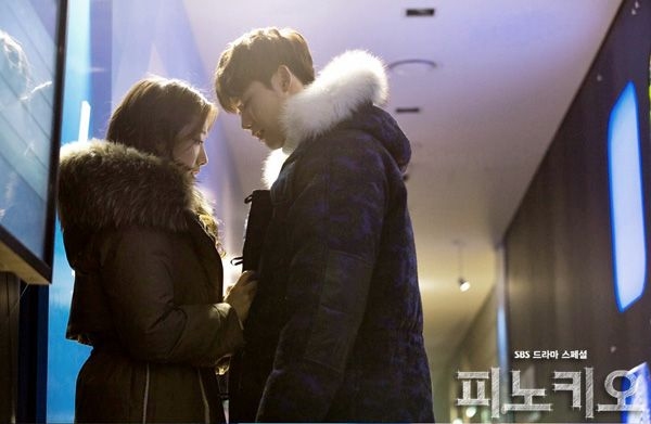 韓流スターの俳優イ・ジョンソク(26)と女優パク・シネ(25)が今月1日、パパラッチマスコミによる熱愛報道について否定した。