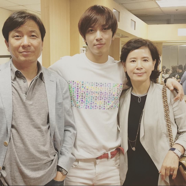 CNBLUEのチョン･ヨンファが、コンサート会場で撮った両親とのスリーショットを公開した。