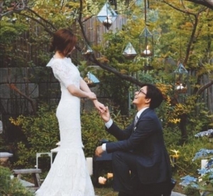 韓流スターのペ・ヨンジュン(43)がついに一人の女性と永遠の愛を誓い、話題を呼んでいる。