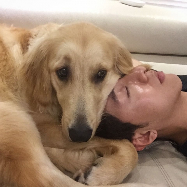 CNBLUEのイ・ジョンシンが、自身のSNSで愛犬シンバとのちょっと変わったショットを公開した。