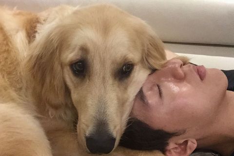 CNBLUEのイ・ジョンシンが、自身のSNSで愛犬シンバとのちょっと変わったショットを公開した。