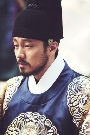 俳優ソ・ジソプがイ・ジュニク監督の映画『思悼(サド)』に、王の孫である正祖(チョンジョ)役で特別出演して話題を呼んでいる。
