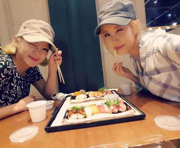 少女時代のソヒョンとヒョヨンが、仲睦まじくお寿司を楽しむ姿を公開した。