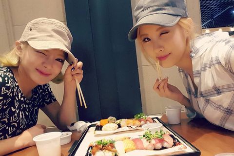 少女時代のソヒョンとヒョヨンが、仲睦まじくお寿司を楽しむ姿を公開した。