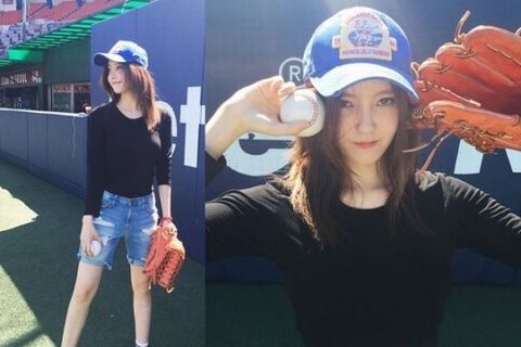 女性アイドルグループT-ARAのメンバー、ヒョミンが炎天下の野球場で玉の汗を流した。