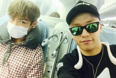 BIGBANGのV.I(スンリ)とT.O.Pが、機内で一緒に撮ったツーショット写真を公開した。