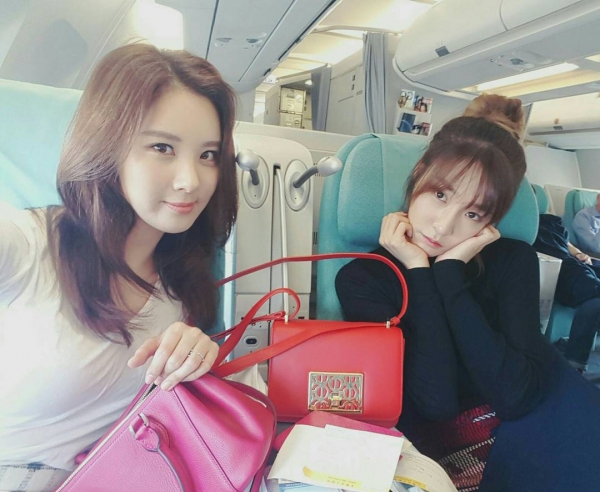 少女時代ソヒョンが、上海に向かう機内で撮ったティファニーとのツーショットを公開した。