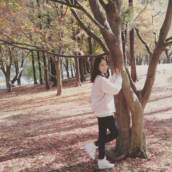 KARAのスンヨンが、秋の森の中で撮ったキュートなショットを公開した。