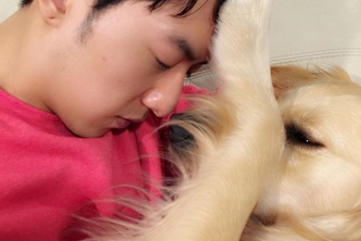 CNBLUEのイ･ジョンシンが、愛犬シンバとのお茶目なツーショットを公開し、視線を集めている。