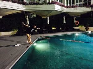 SUPER JUNIORのキュヒョンが、単独ファンミーティングのために訪れたタイで、プールを楽しむ姿を公開した。写真：キュヒョンのツイッター