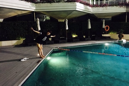 SUPER JUNIORのキュヒョンが、単独ファンミーティングのために訪れたタイで、プールを楽しむ姿を公開した。写真：キュヒョンのツイッター