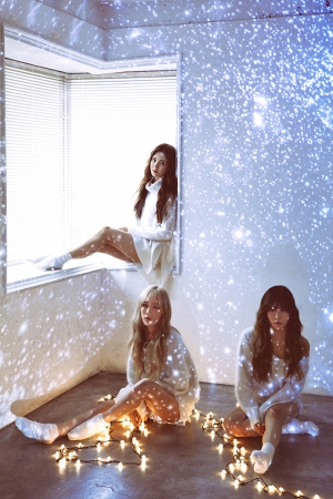 少女時代のテヨン、ティファニー、ソヒョンで構成されたユニット「テティソ」が、12月4日にクリスマスアルバム「Dear Santa」をリリースする。写真：ＳＭエンターテインメント