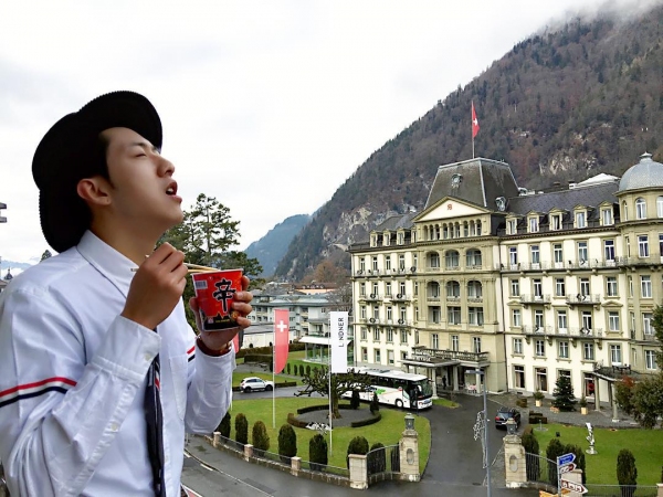 CNBLUEのイ・ジョンシンが、スイスで撮ったお茶目な写真を公開した。