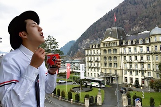 CNBLUEイ・ジョンシン、スイスの美しい景色とともに味わうのはカップ麺!?