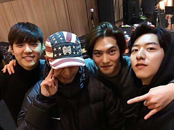 CNBLUEが14日に韓国デビュー6周年を迎え、メンバーのイ･ジョンシンが4人で撮った微笑ましい記念ショットを公開した。