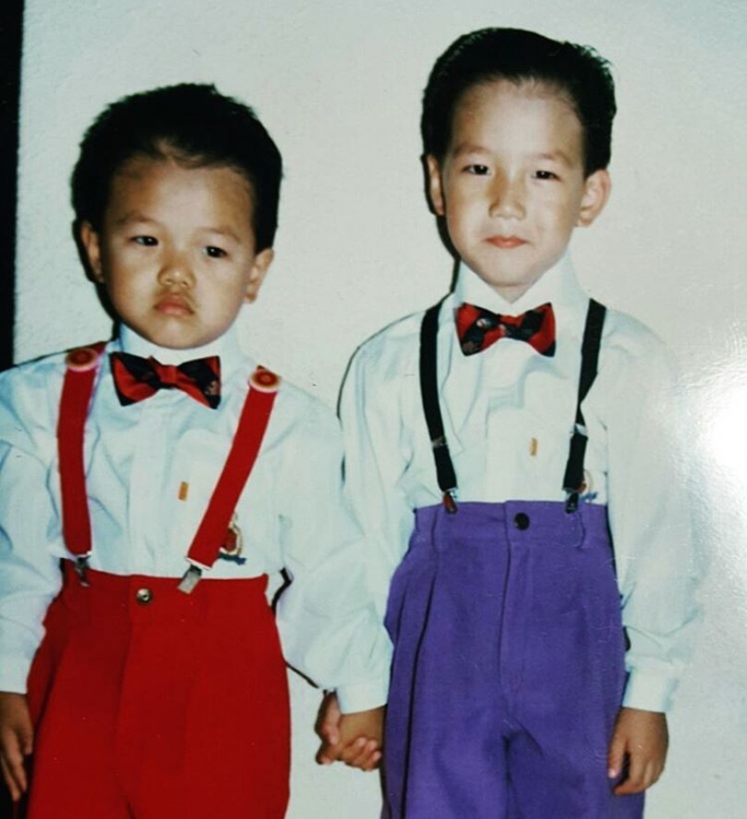 2PMのJun.KがSNSで子供時代の兄弟ショットを公開し、視線を集めている。