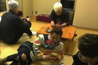 BIGBANGのG-DRAGONがメンバーの近況を公開