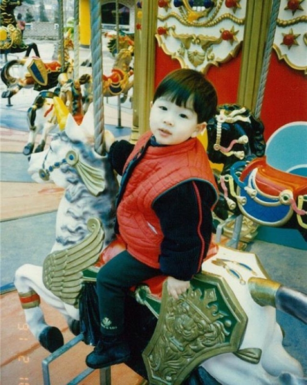 BIGBANGのSOL(テヤン)がSNSで子供時代の写真を公開し、話題となっている。