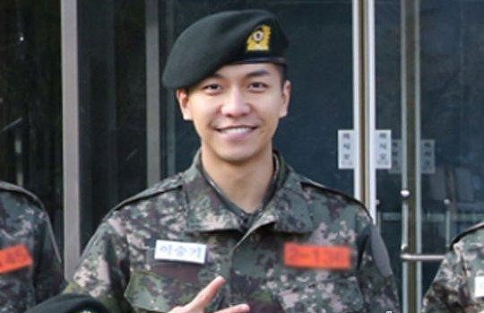 歌手であり俳優であるイ・スンギの軍訓練所での写真が公開された。[写真]陸軍訓練所