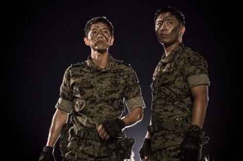俳優ソン・ジュンギとチン・グが新ドラマ『太陽の後裔』(原題)で、別格の男の姿を見せる。写真：『太陽の後裔』