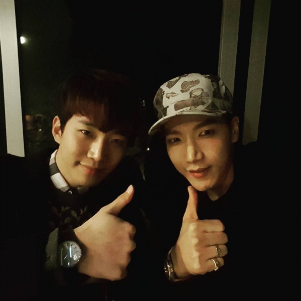 2PMのJun.K が、メンバー ジュノとの仲良しツーショットを公開した。