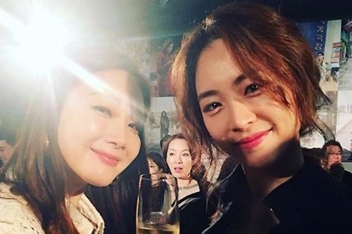 女優チェ・ジウとイ・ヨニが美しいビジュアルを披露して注目を集めている。写真：Harper's BAZAAR Korea