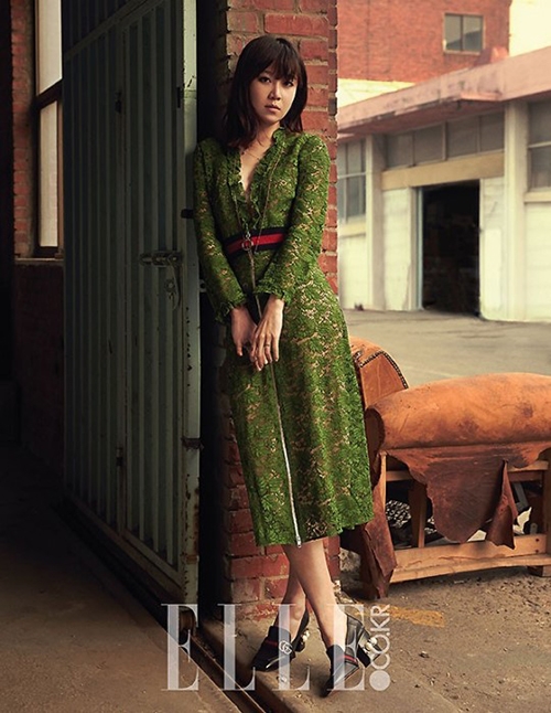 ファッション誌『ELLE』は16日、4月号の表紙を飾ったコン・ヒョジンのグラビアを公開した。写真：『ELLE』提供