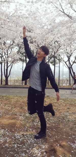 2PMのテギョンが、桜の花とともに撮ったお茶目な写真を公開。写真：テギョンのツイッター